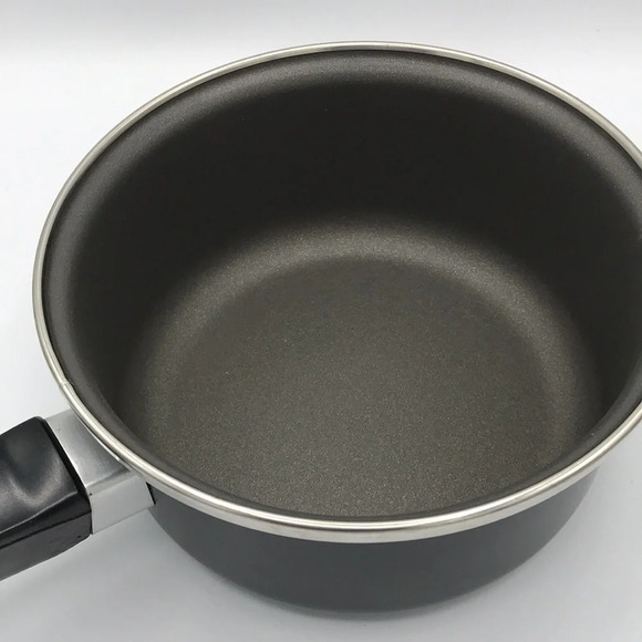 Small nonstick black saucepan with lid - Picture 4 of 7